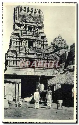 Cartes postales Indes Devant cette Pagode hindoue deux brahmes India Inde