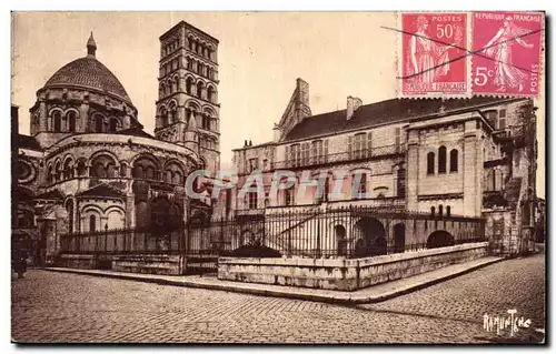 Ansichtskarte AK Angouleme Cathedrale St Pierre et L&#39Ancien Eveche actullement Musee