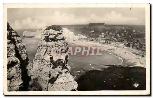 Cartes postales Etretat Vue generale de la plage Les falaises