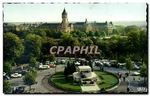 Cartes postales Luxembourg La Place de la Constitution avec le Monument du Souvenir Au fond la Caisse d'pargn