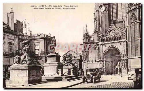 Cartes postales Metz un Coin De La Place d'Armes Monument Fabert et Portail Notre Dame Automobile