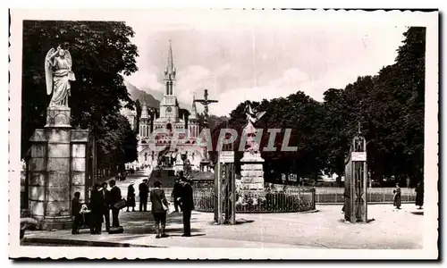 Cartes postales moderne Lourdes La Basilique St Michel et l&#39Esplanade