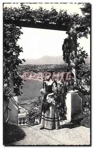 Cartes postales Nice Entre Les Pergolas Femme Folklore Costume