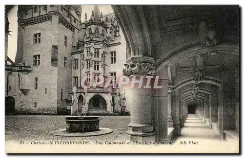 Ansichtskarte AK Chateau de Pierrefonds Une Colonnade et I&#39Escalier d&#39honneur