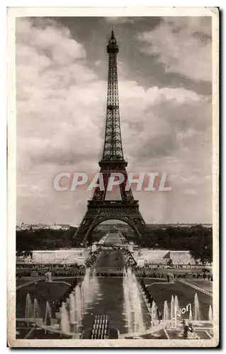 Cartes postales Paris En Flanant Les grandes eaux au Palais de Chaillot et la Tour Eiffel Yvon