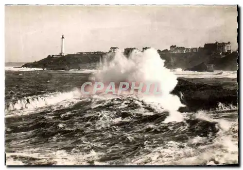 Cartes postales moderne Biarritz Effet De Vagues Dans Le Fond Le Phare