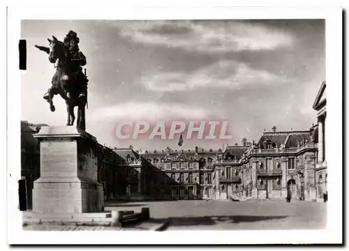 Cartes postales moderne Chateau de Versailles Statue de Louis XIV et cour d&#39honneur