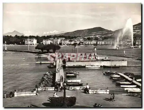 Cartes postales moderne Suisse Geneve La Rade la jetee des Paauis et le Jet d&#39eau