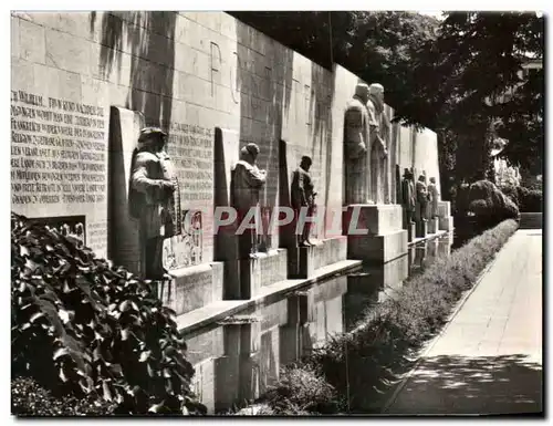 Cartes postales moderne Suisse Geneve Le International et le Monument de la Reformation