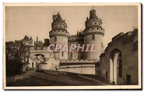 Cartes postales La Douce France Chateau De Pierrefonds L&#39Entree du Chateau et tours Charlemagne