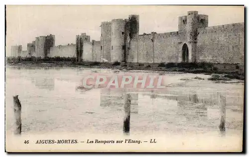 Cartes postales Aigues Mortes Les remparts Sur l&#39Etang