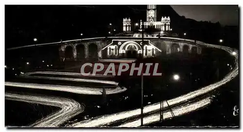 Ansichtskarte AK Lourdes La Basilique Illuminee et la Procession aux flambeaux