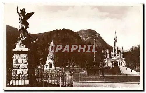 Cartes postales Lourdes La Basilique St michel et l&#39esplanade