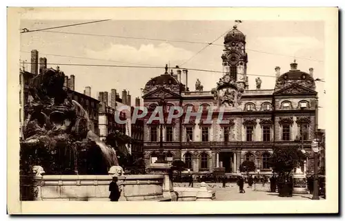 Cartes postales Lyon Illustre Place Des Terreaux Fontaine Bartholdi et Hotel de ville