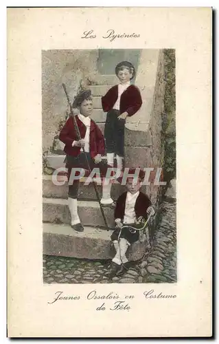 Cartes postales Fantaisie Les Pyrenees Jeunes Ossalois en costume de fete