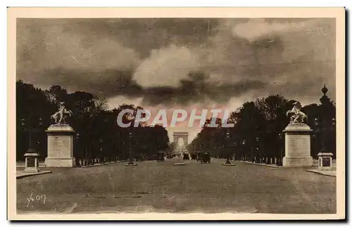 Cartes postales Paris En Flanant l&#39Avenue des Champs Elysees Yvon