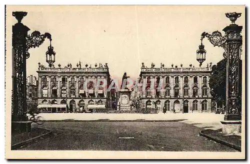 Cartes postales Nancy Place Et Statue De Stanislas A Droite Le Musee De Peinture