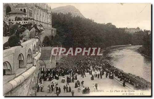 Cartes postales Lourdes La Place De La Grotte Et Le Gave