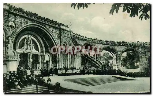 Cartes postales Lourdes La Basilique Pendant la Benediction