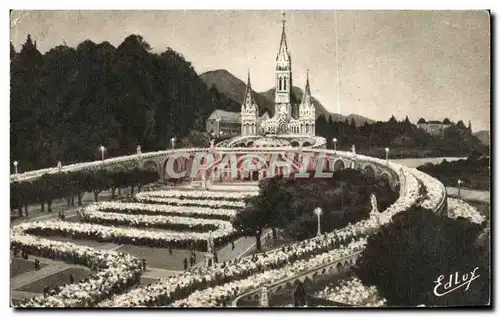 Ansichtskarte AK Lourdes la basilique illuminee et la Procession aux flambeaux