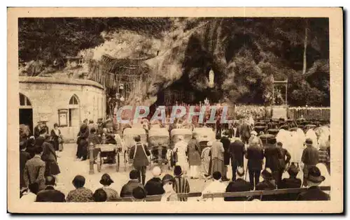 Cartes postales Lourdes Malades devant la Grotte