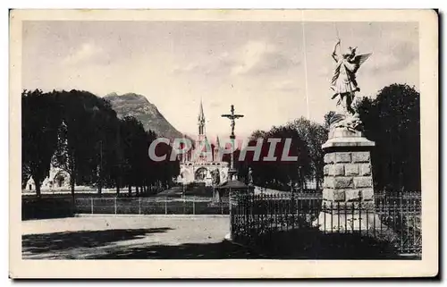 Ansichtskarte AK Lourdes St Michel la Croix des Bretons et la Basilique