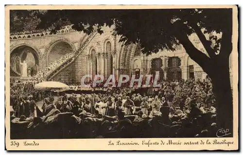 Ansichtskarte AK Lourdes La Procession Enfants de Marie Sortant de la Basilique