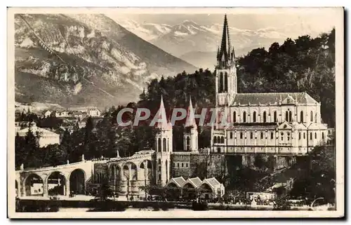 Cartes postales Lourdes la Basitique et les montagnes