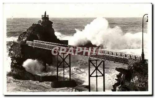 Cartes postales Biarritz Le rocher de la vierge par gros temps