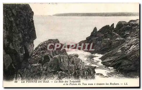 Ansichtskarte AK Pointe Du Raz La Baie des Trepasses et la Pointe du Van Vues a travers les Rochers