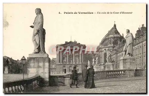 Cartes postales Palais de Versailles Un Coin de la Cour d&#39Honneur