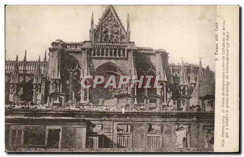 Cartes postales Guerre Le Palais Archiepiseapal Contre La Cathedrale De Reims