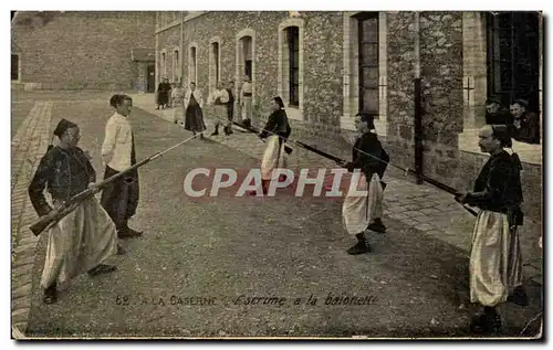 Cartes postales La Caserne Escrime a la baionette Militaria Fencing