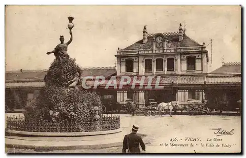 Cartes postales Vichy La Gare Et Le Monument De La Ville De Vichy