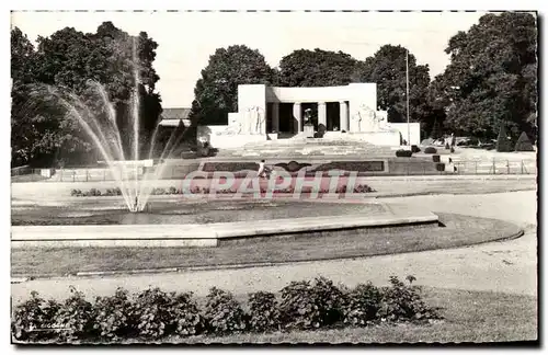 Cartes postales Reims Fontaine de la Place de la Republique et le Monument aux Morts