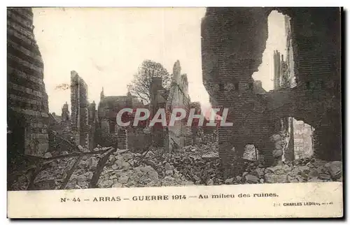Ansichtskarte AK Arras Guerre Au Milieu Au Milieu des ruines Militaria