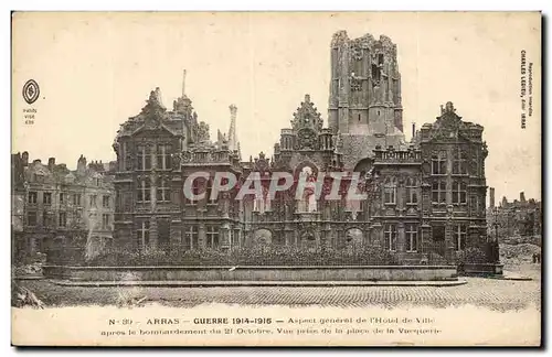 Cartes postales Arras Guerre Aspect generale de l'Hotel de Ville apres le Bombardement Vue Prise de la Place