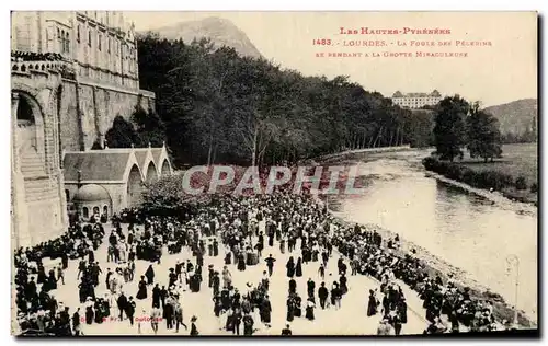 Cartes postales Lourdes La Foule Des pelerins se rendant a la grotte miraculeuse