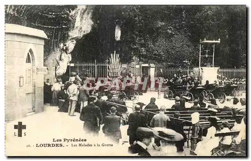 Cartes postales Lourdes Les Malades a la Grotte