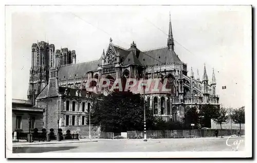 Cartes postales Reims Place Carnegie et la Cathedrale