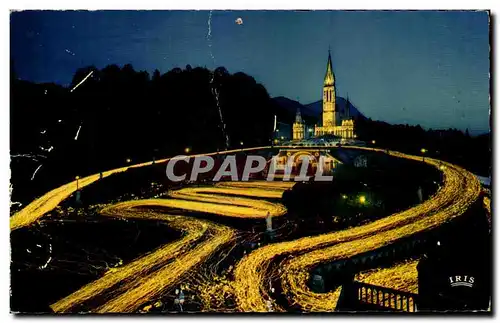 Ansichtskarte AK Lourdes La Basilique illuminee et la procession au Flambeaux