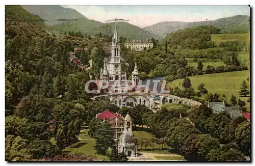 Cartes postales Lourdes La Basilique et le Monument Interaiie