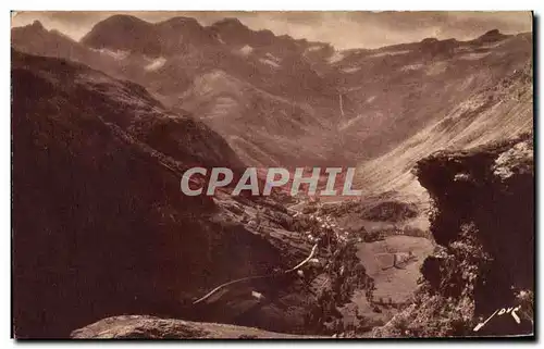 Cartes postales Gavarnie Vue d&#39ensemble Au Fond le Cirque et la Grande Cascade