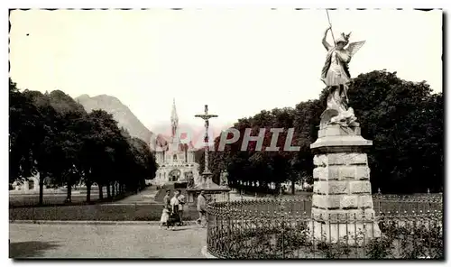 Cartes postales Lourdes Saint Michel La basilique et l&#39Espianade