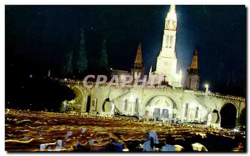 Cartes postales moderne Lourdes La Basilique illuminee et la Procession aux Flambeaux