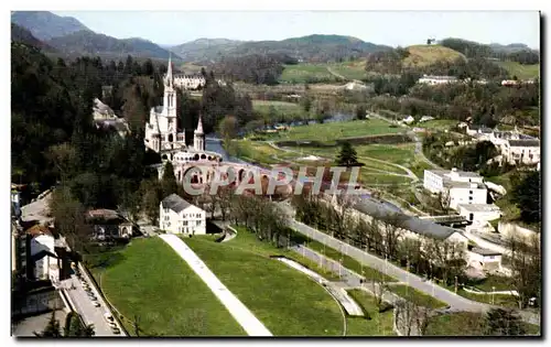 Cartes postales moderne Lourdes La Basilique et la Basilique Souterraine