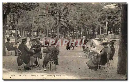 Ansichtskarte AK Vichy Dans le Parc l&#39heure du repos