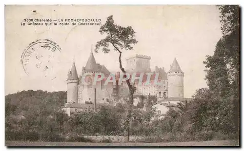 Ansichtskarte AK Charente La Rochefoucauld Le Chateau sur la route de Chasseneuil