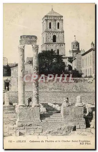 Ansichtskarte AK Arles Colonnes du Theatre et le Clocher Saint Trophime