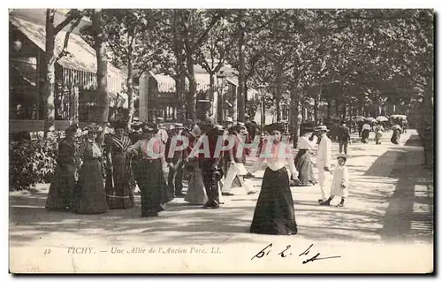 Ansichtskarte AK Vichy Une Allee de Parc